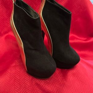 Georgia 6” Black Platform Boot. Size 5.5